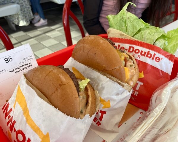 In-N-Outのハンバーガー