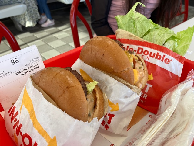 In-N-Outのハンバーガー